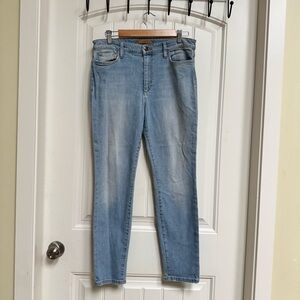 Joe’s Jeans High Rise Light Wash Skinny Jeans. Size 31” by 28”